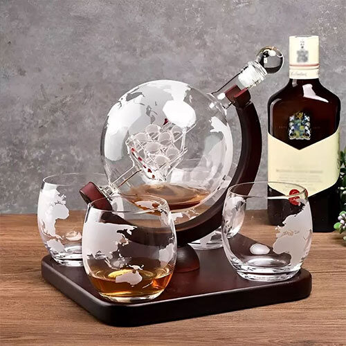 Set cadou decantor Glob Pamantesc cu 4 pahare Deluxe